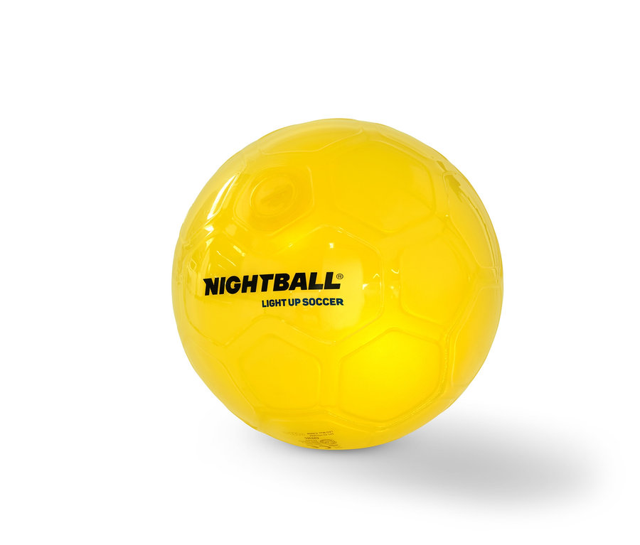 Gelber LED-Fußball »NightBall« liegt auf weißem Grund.