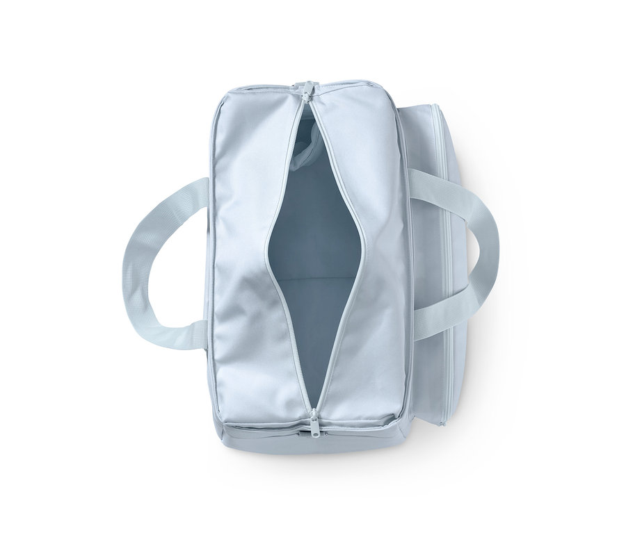 Offene, hellblaue Weekender-Tasche.