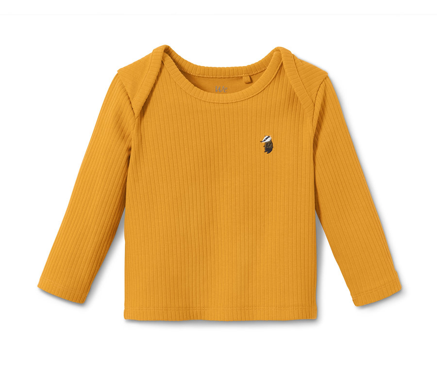 Ein gelbes Baby-Rippshirt mit langen Ärmeln und einem Dachs-Motiv.