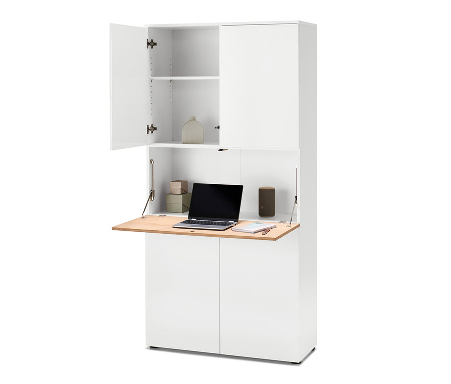 Weißer Office-Hochschrank mit Arbeitsfläche, auf der sich ein Laptop, ein Lautsprecher und ein Notizbuch befinden.