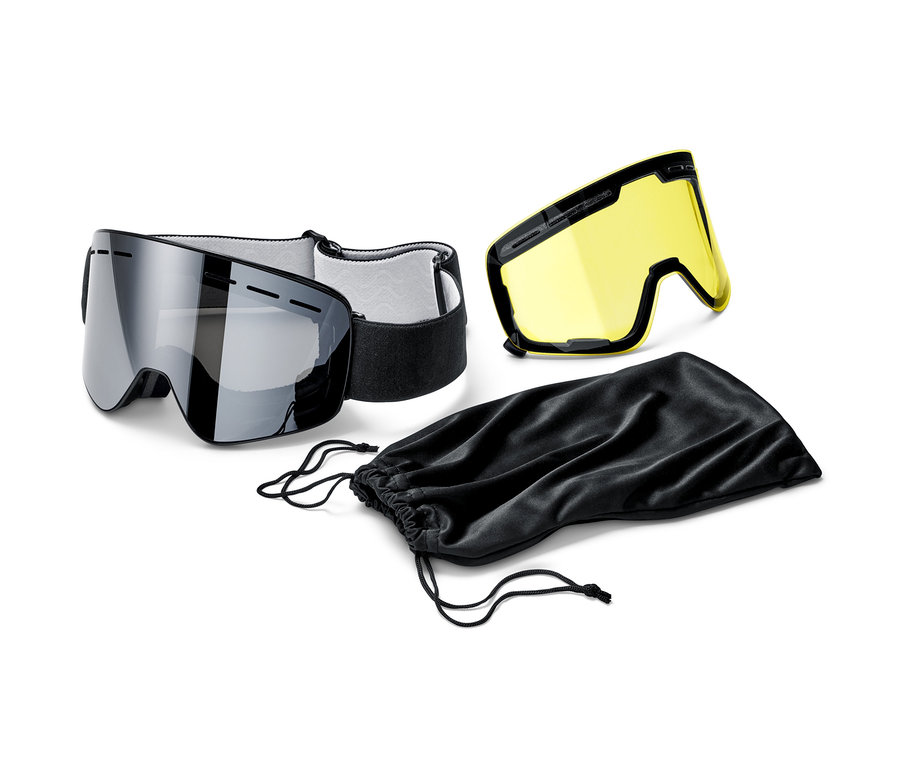 Schneebrille mit magnetischen Wechselscheiben, eine silberne und eine gelbe, sowie ein schwarzer Beutel.