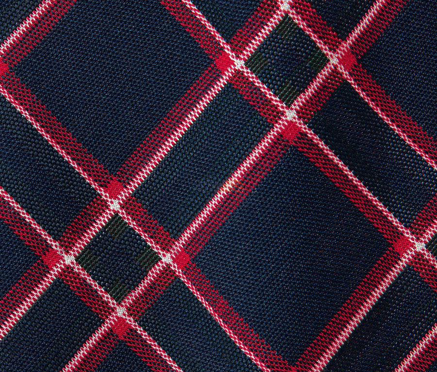 Detailansicht eines karierten Jacquard-Rocks.