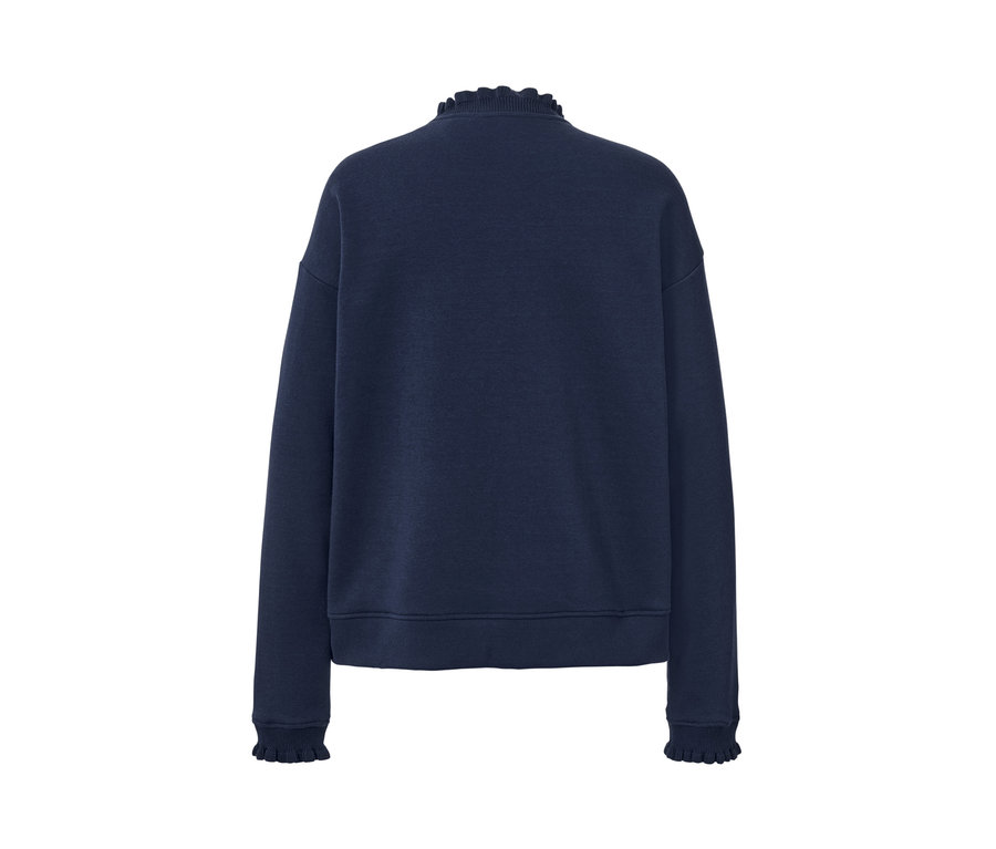 Detailaufnahme eines marineblauen Sweatshirts mit Strickdetails an Hals und Ärmeln.