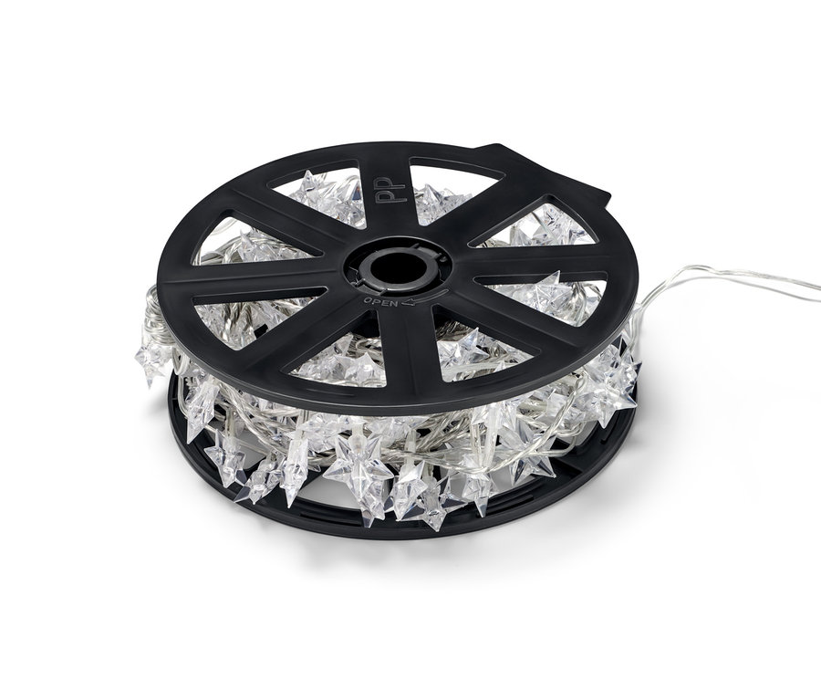 Eine aufgewickelte LED-Outdoor-Lichterkette mit Sternen auf einer schwarzen Kunststoffhalterung.