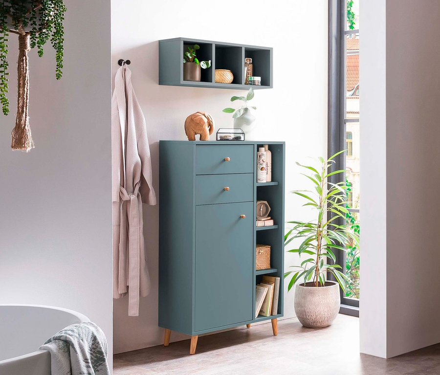 Badezimmer mit Waschbecken, Spiegel »Bjarne« und fjordblauen Bjarne-Schränken, inklusive Hochschrank, Highboard, Waschbeckenunterschrank und Regal.