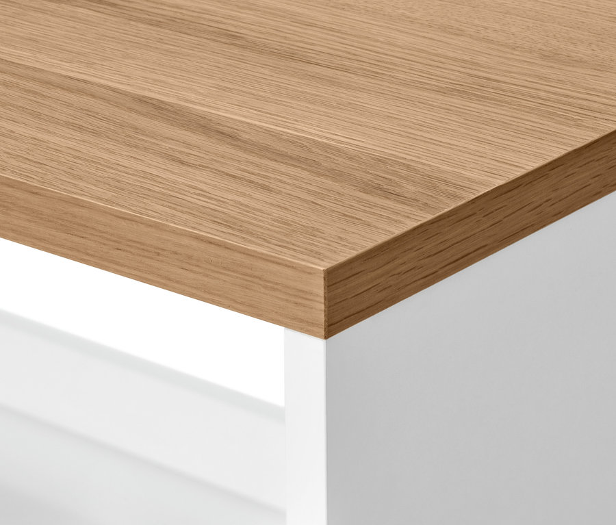 Detail einer Ecke eines offenen Regals mit einer Holzplatte und einem weißen Rahmen.