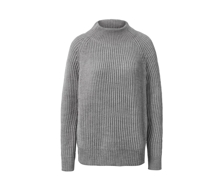 Grauer Strickpullover mit Stehkragen.