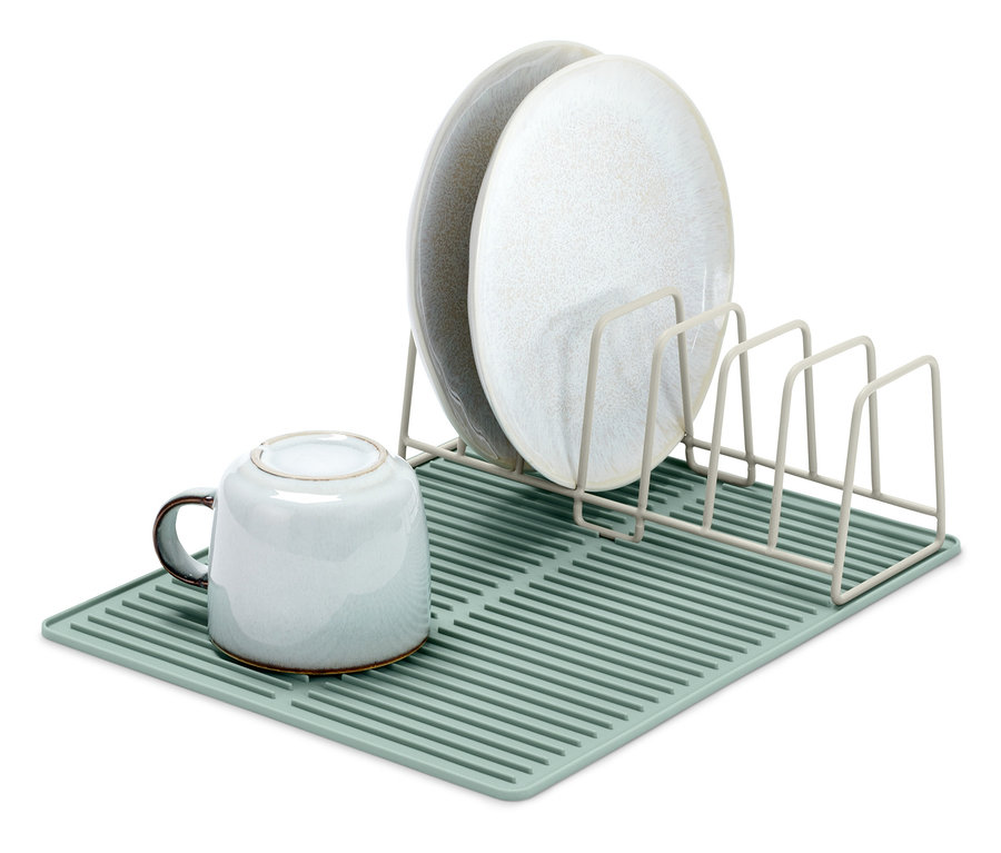 Abtropfgestell mit Tellern und Tasse.
