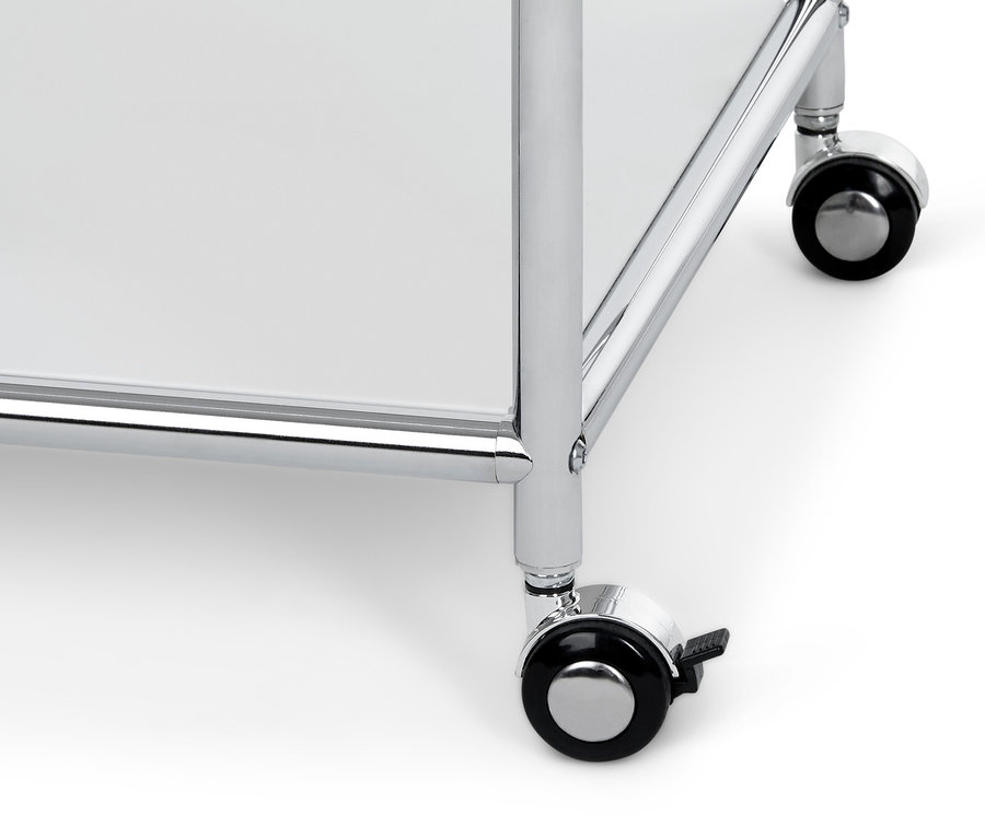 Detailaufnahme eines Eckbereichs eines Barwagens aus Metall mit Rollen.