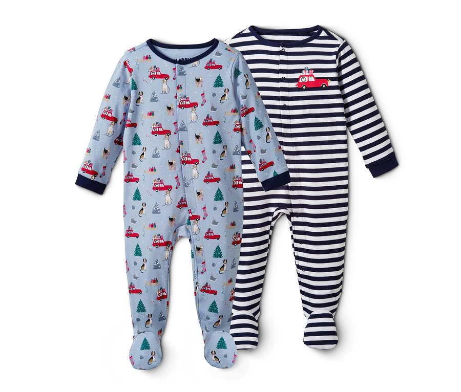 Zwei Baby-Pyjamas liegen auf einem weißen Hintergrund.