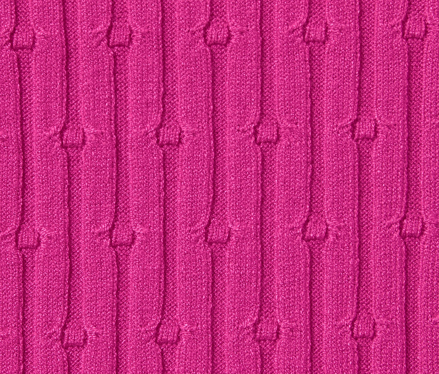 Detailansicht eines pinken Zopfstrickpullovers.