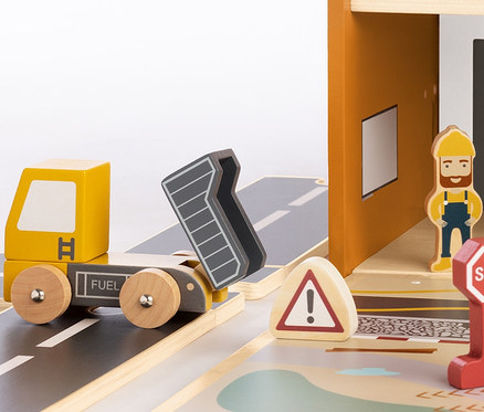 Pinolino Spielwelt »Baustelle Gustav« Holzspielzeug mit Lastwagen, Stoppschild und Arbeiterfigur.