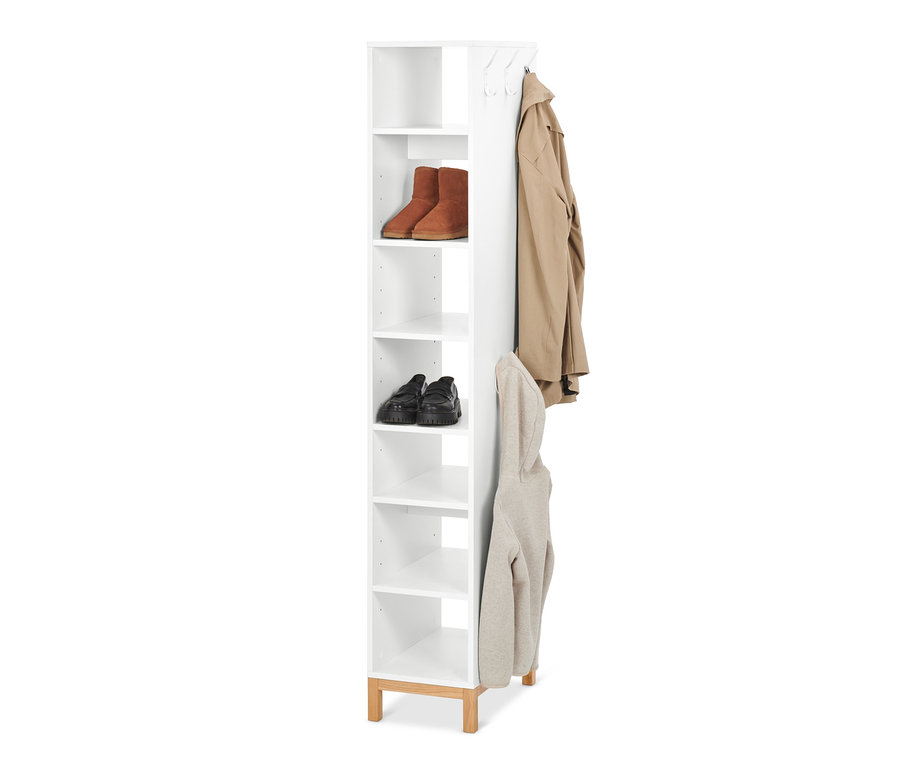 Schuhregal mit Schuhen, Mantel und Kapuzenpullover.