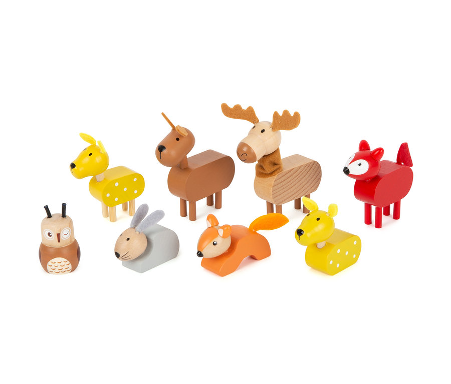 Eine Reihe von Holzspielzeugtieren, darunter eine Eule, ein Hase, ein Fuchs, zwei Hirsche und ein Elch, aus dem small foot Spielset »Waldweihnacht Tiere«.