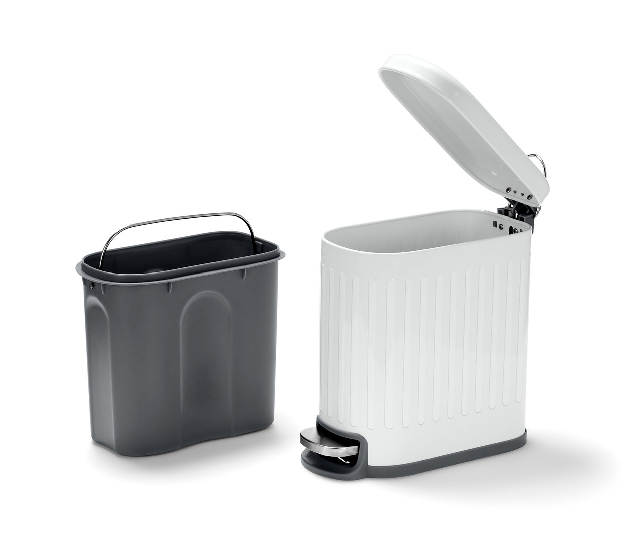 Weißer Badeimer mit offenem Deckel und grauer Abfalleimer.