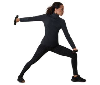Frau hält 2 Lauf- und Gymnastikhanteln in den Händen und steht auf einem weißen Hintergrund.