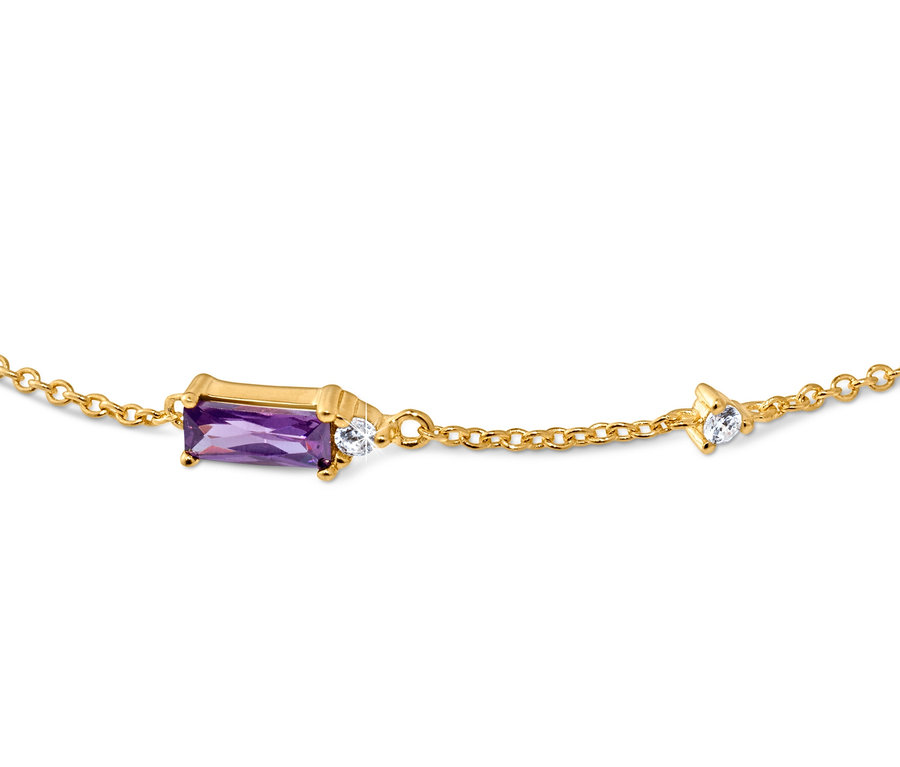 Detailansicht eines goldenen Armbands mit lila Stein und klaren Kristallen.