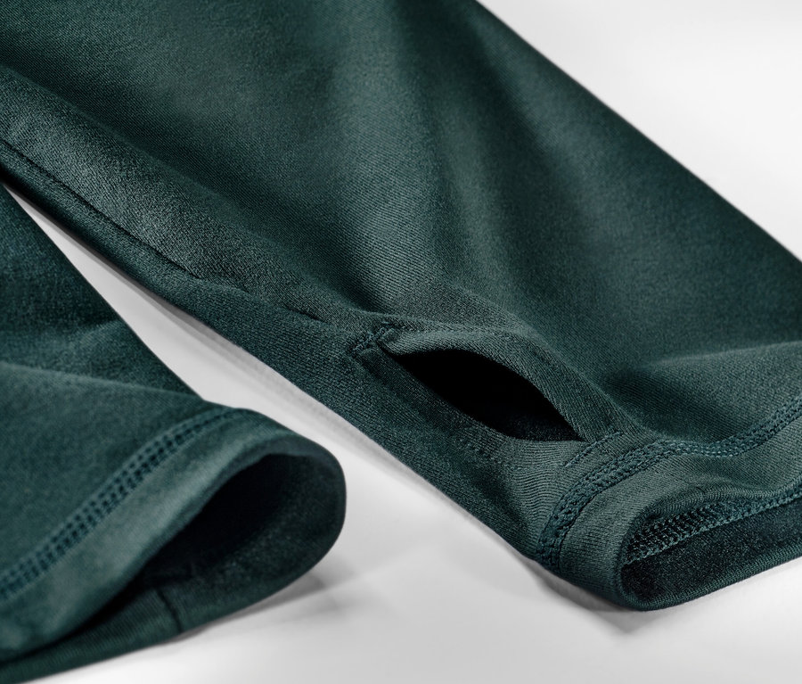 Detailaufnahme eines grünen Thermo-Funktionsshirts mit Daumenlöchern.