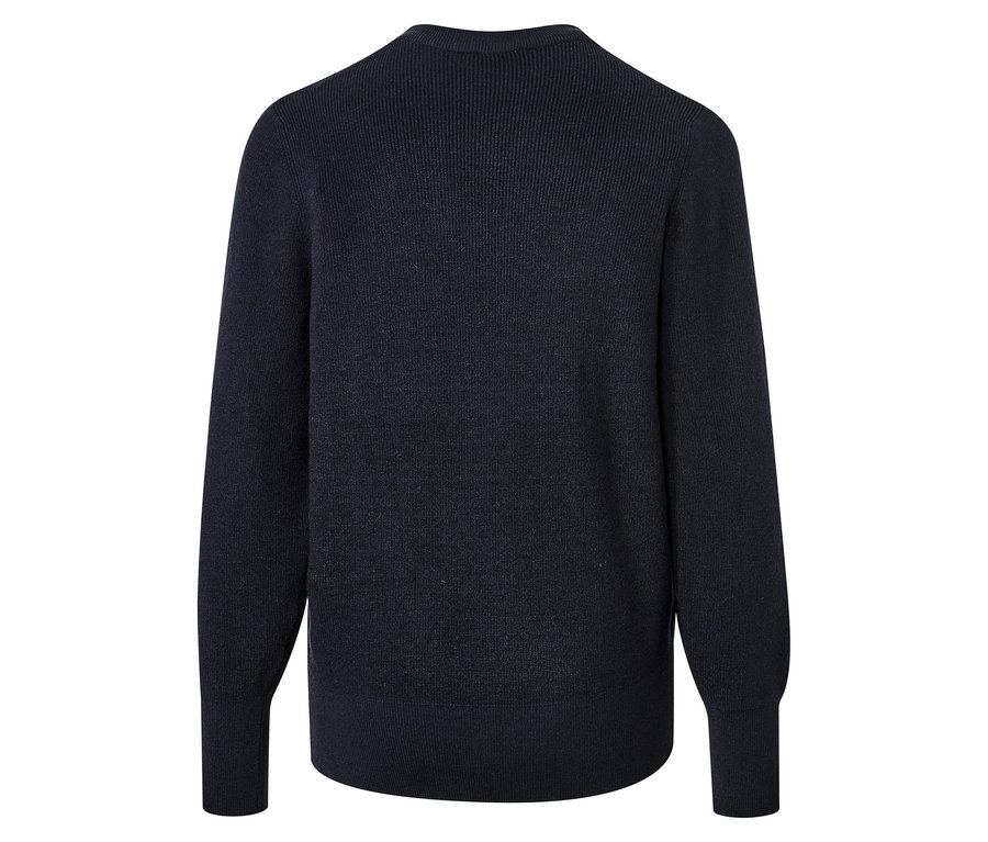 Detailansicht eines dunkelblauen Feinstrickpullovers.