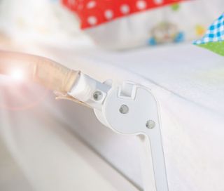 Detailansicht des beigen roba Bettschutzgitters »Klipp-Klapp«.
