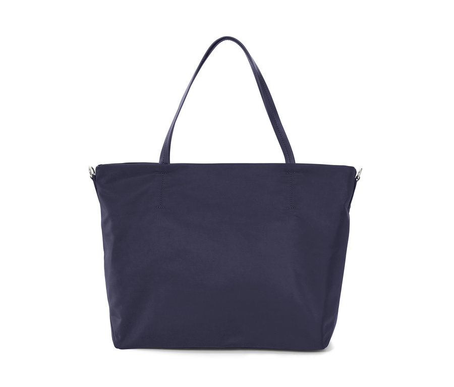 Dunkelblauer Shopper mit Henkeln.