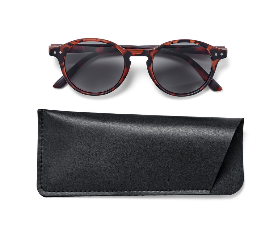Eine getönte Lesebrille liegt über einem schwarzen Etui auf einem weißen Hintergrund.
