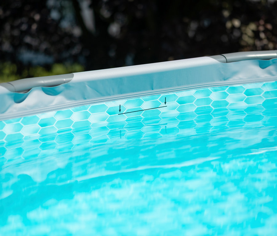 Detailansicht eines Summer Waves Elite-Frame-Pools, Ø ca. 488 cm, gefüllt mit blauem Wasser.