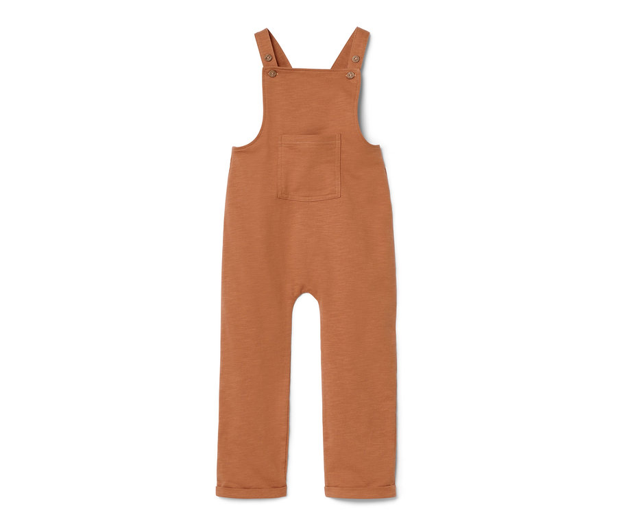 Eine braune Baby-Latzhose liegt auf einem weißen Hintergrund.