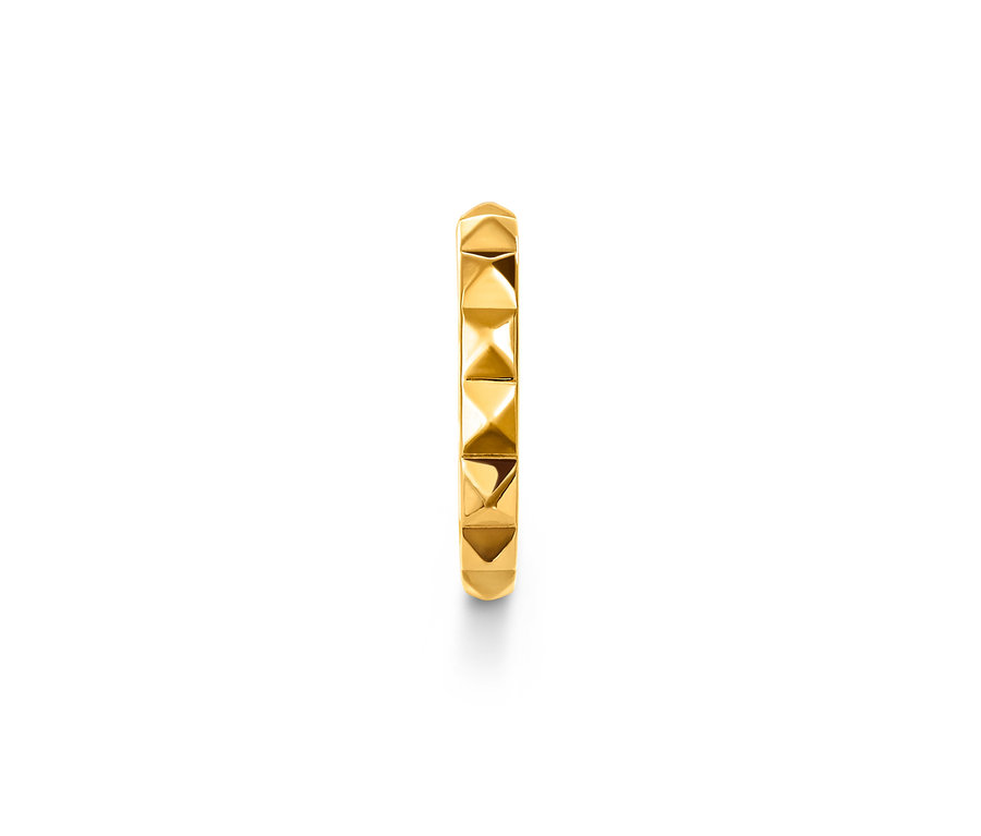 Nahaufnahme eines goldenen 925 Silber Earcuff Pyramide.