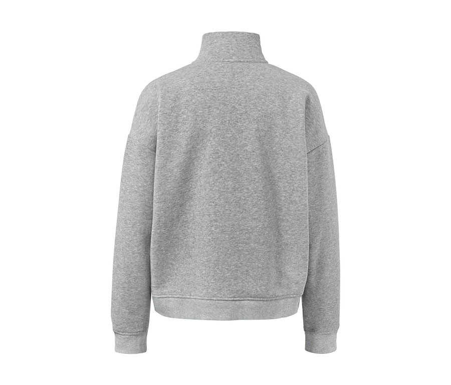 Detailansicht des Loungewear-Sweaters in Grau mit Rollkragen.