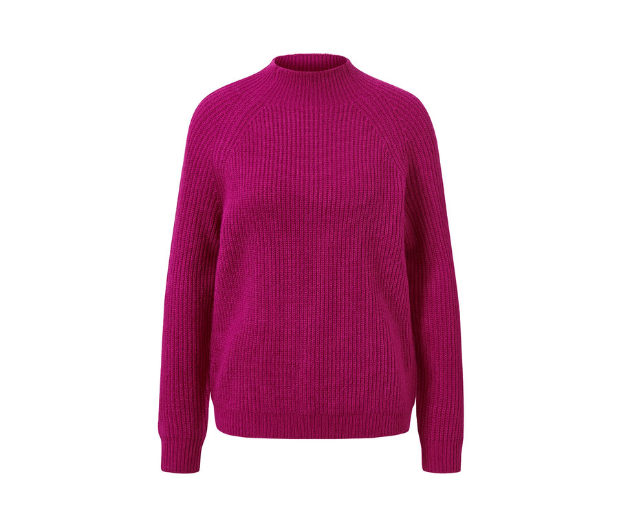 Pinkfarbener Strickpullover mit Stehkragen.
