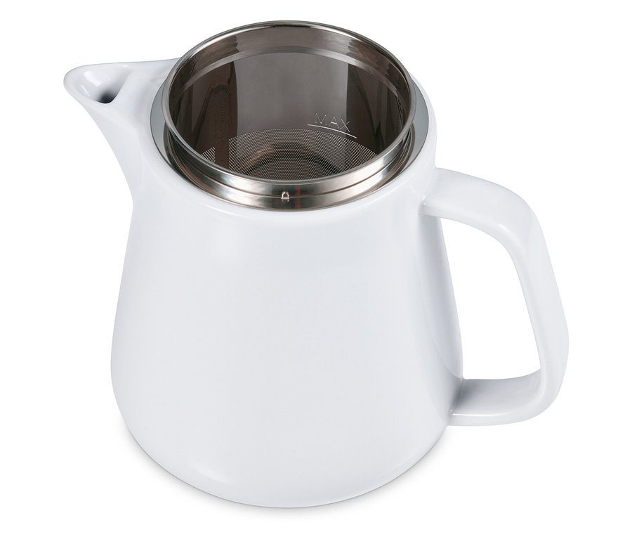 Detailansicht eines weißen Kaffeebereiters aus Keramik mit Filter.