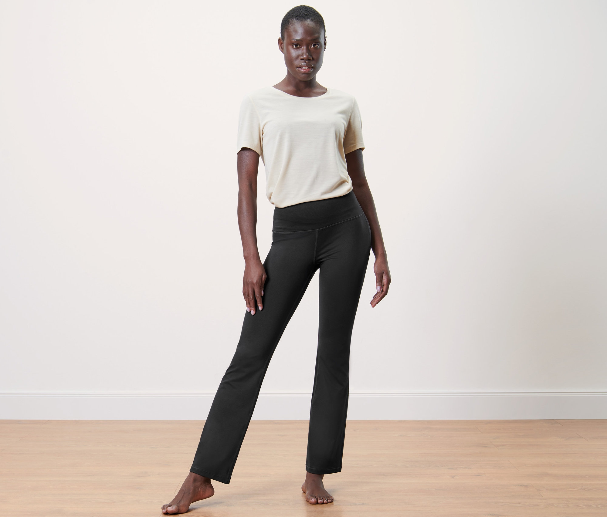 Frau steht in schwarzer Bodyforming-Sporthose.