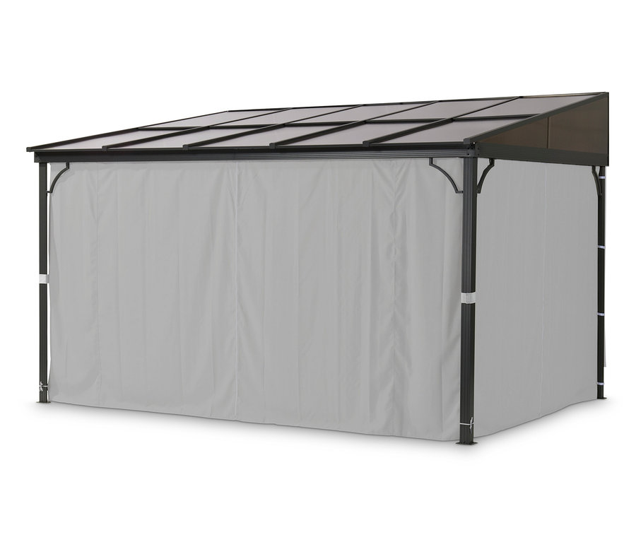 LECO Terrassenüberdachung mit grauen Vorhängen.