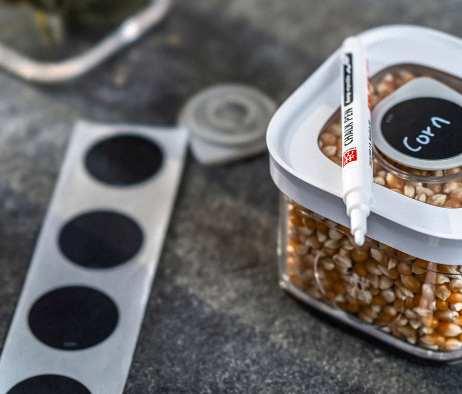Maiskörner im ZWILLING FRESH & SAVE CUBE, Starter-Set, M, 5-teilig, mit Kreidestift und Etiketten.