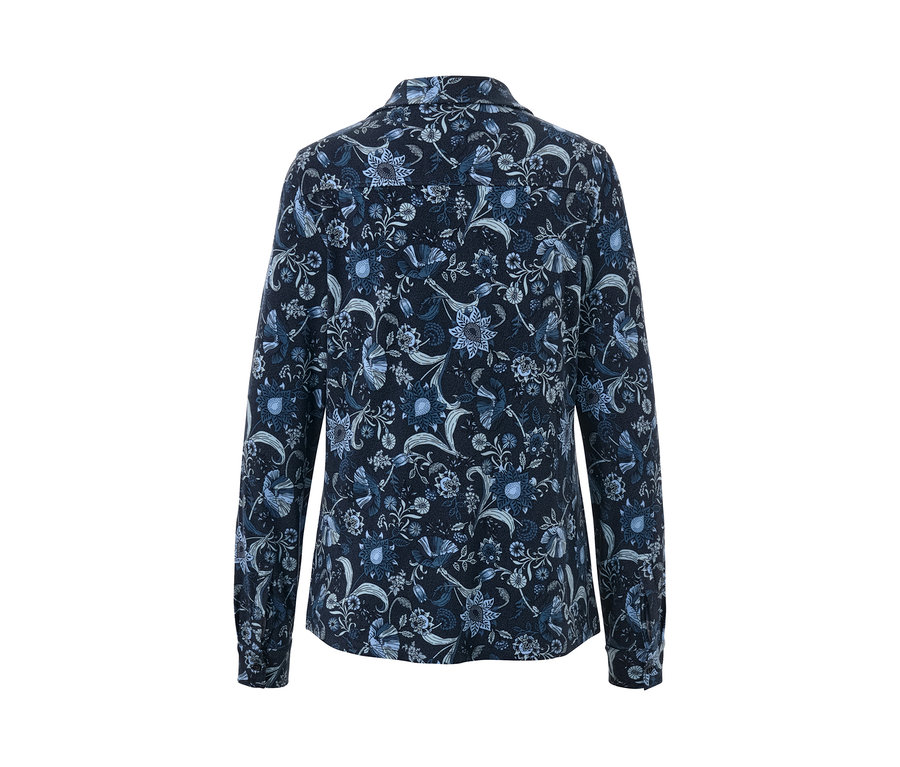 Rückansicht des bedruckten Blusenshirts mit Knopfleiste.