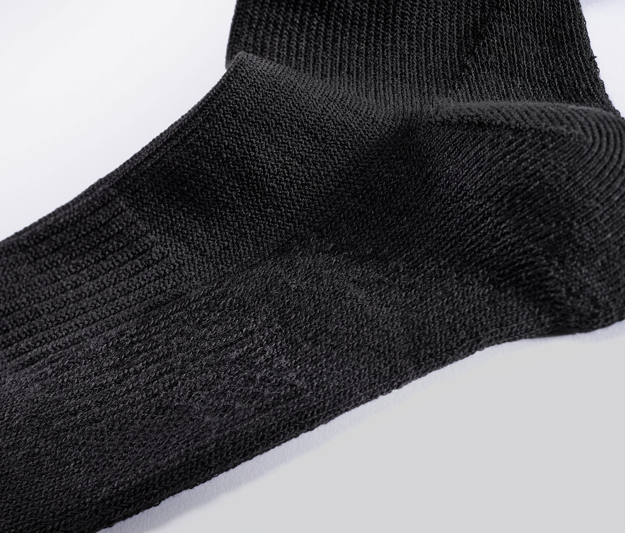 Detailaufnahme von schwarzen Sport-Kompressionsstrümpfen.