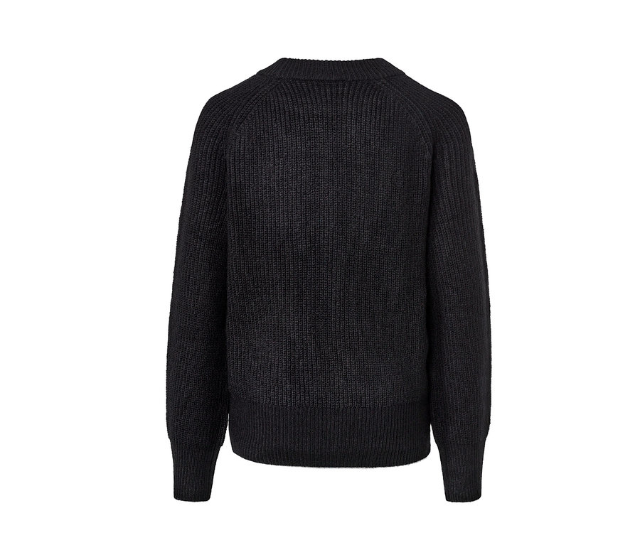 Detailansicht eines schwarzen Strickpullovers.