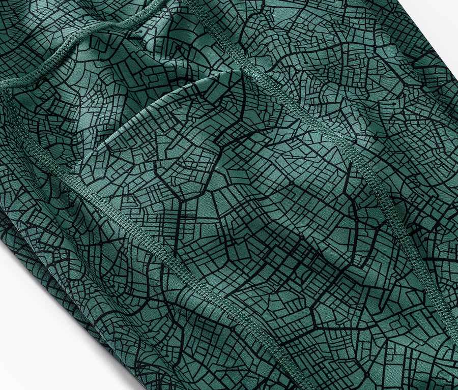 Detail einer Sporthose mit Kartenmuster und Tasche.