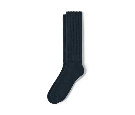 Ein Paar dunkelblaue Scrunch-Socken.