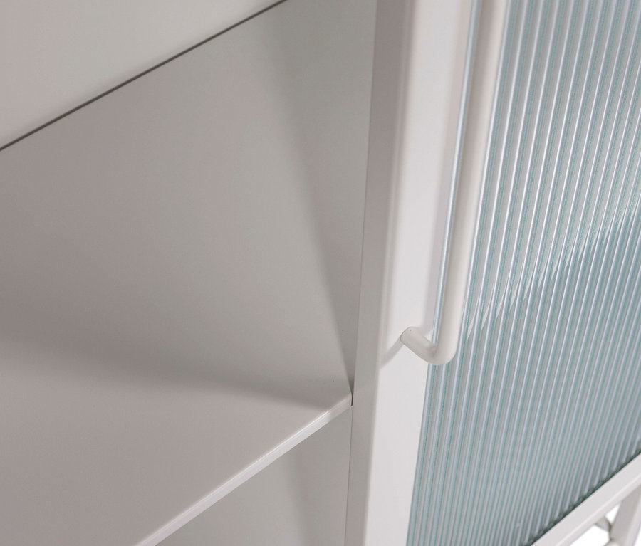 Detail der sandfarbenen Woood Vitrine »Zion« aus Metall mit Strukturglas.