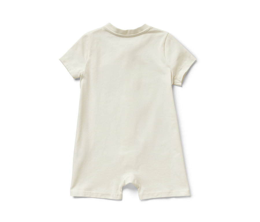 Kurzer Baby-Schlafanzug in Creme, von hinten auf weißem Hintergrund fotografiert.