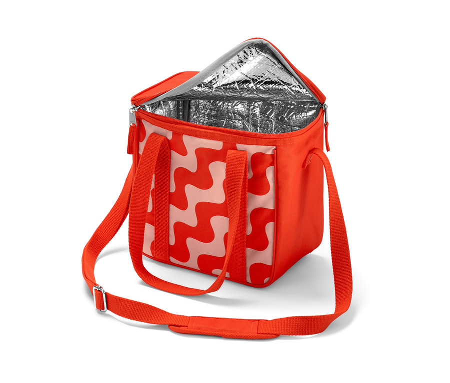 Geöffnete kleine Kühltasche mit rot-rosa Muster.