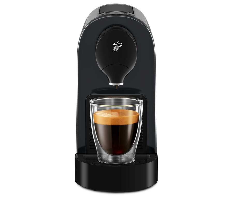 Eine schwarze Cafissimo pure+ mit einer Tasse Kaffee.