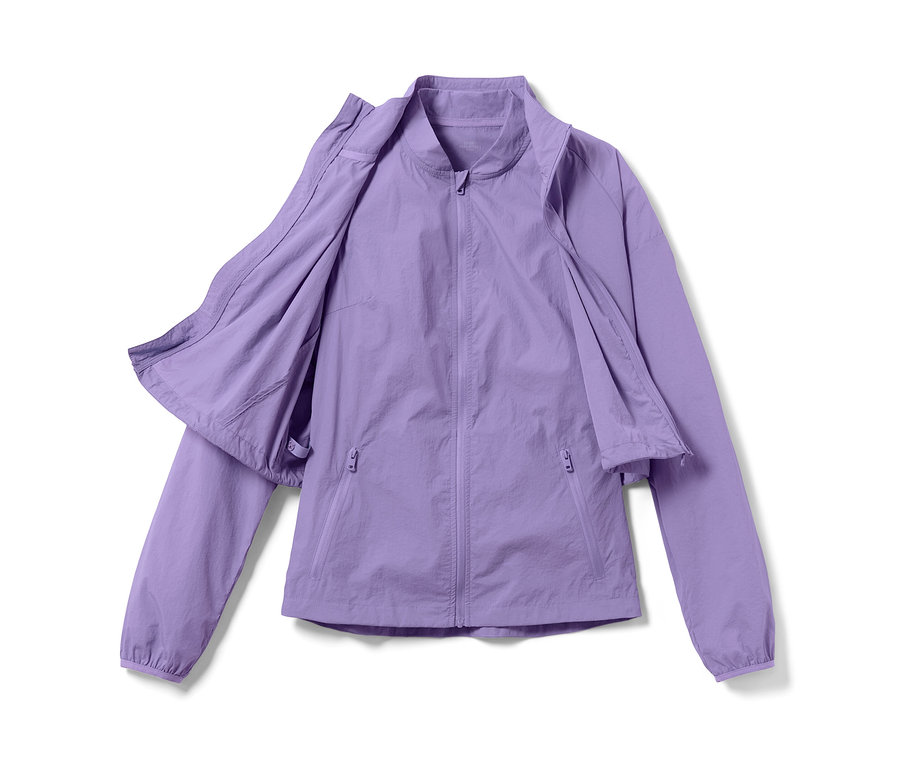 Eine lila 3-in-1-Laufjacke liegt auf einem weißen Hintergrund.