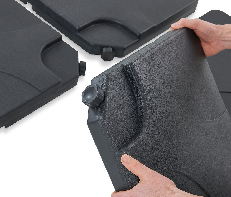 Männerhände halten eine schwarze Platte aus dem Leco 4er-Plattenset für Stahlkreuzständer.