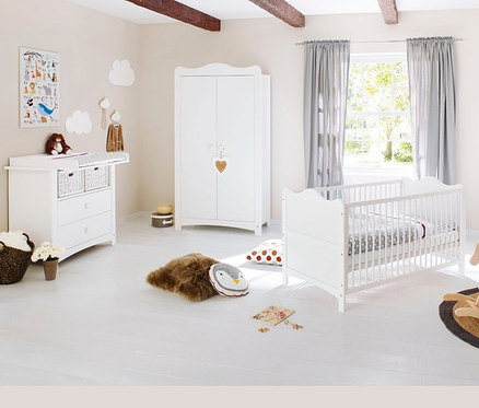 Kinderzimmer mit weißem 3-teiligem Pinolino Set »Florentina« breit, bestehend aus Kinderbett, Kommode und Schrank.