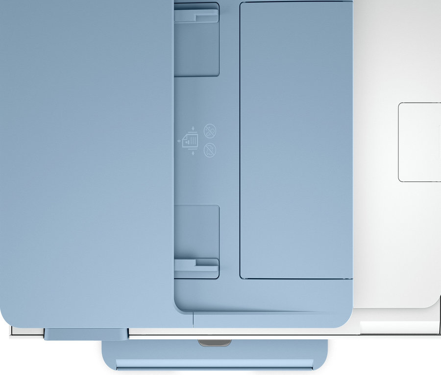 Detailansicht von oben auf einen hellblauen Drucker mit weißem Papier.
