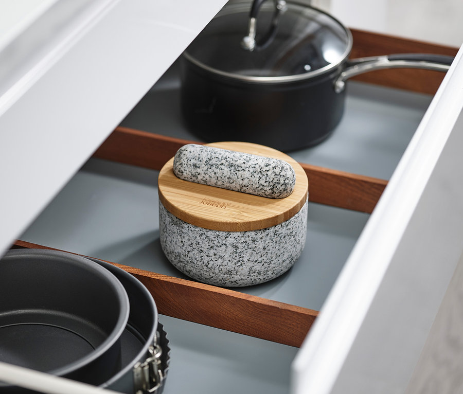 In einer Schublade liegen ein Joseph Joseph Granitmörser »Dash«, ein Topf und Backformen.