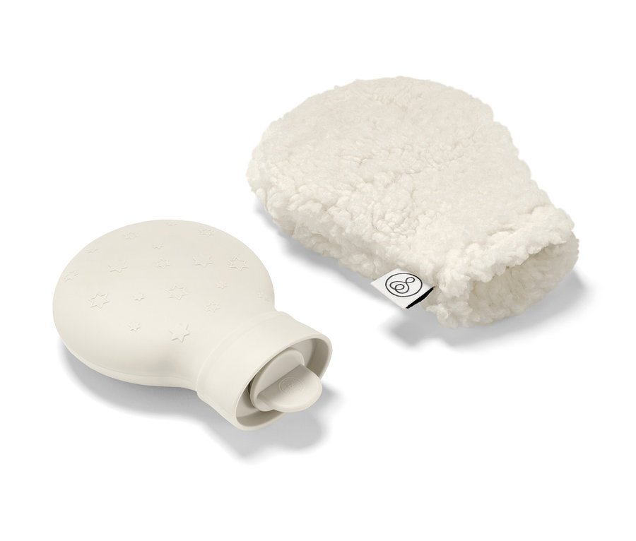 Eine Mini-Wärmflasche und eine Hülle liegen nebeneinander.